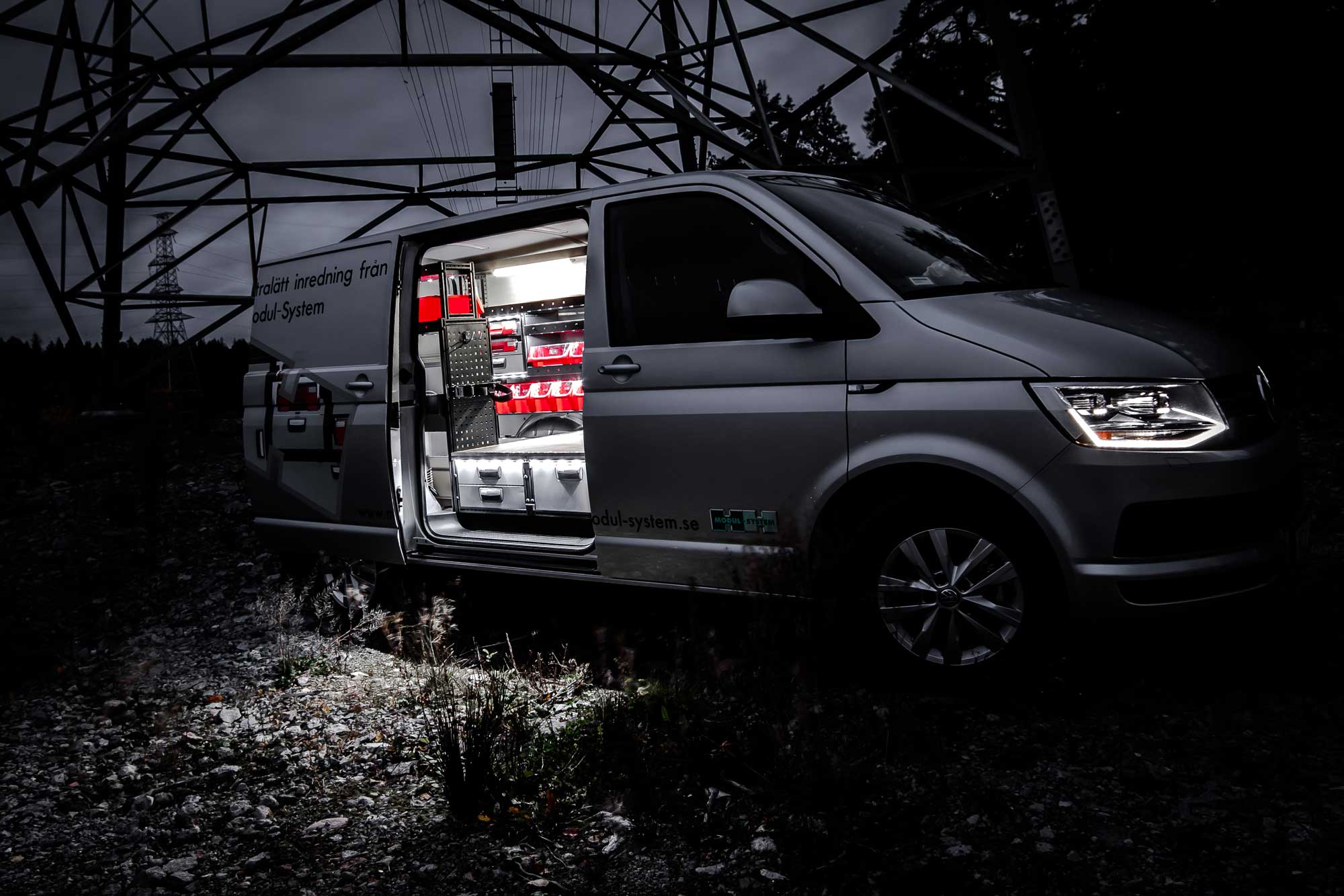 Furgoneta de electricista equipada con estanterías Modul System en el campo.
