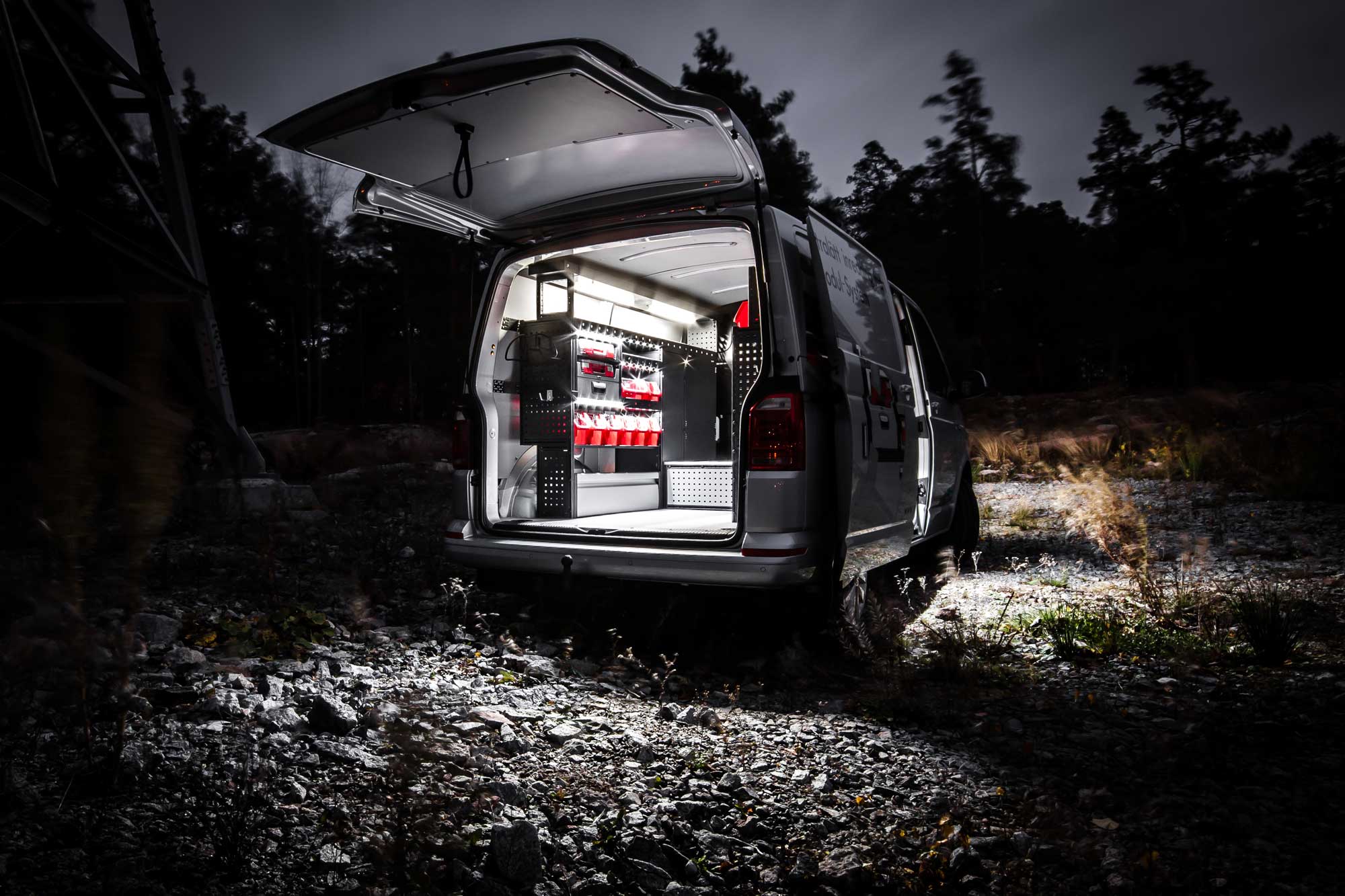 Furgoneta para electricista equipada con estanterías Modul-System de noche en el campo.