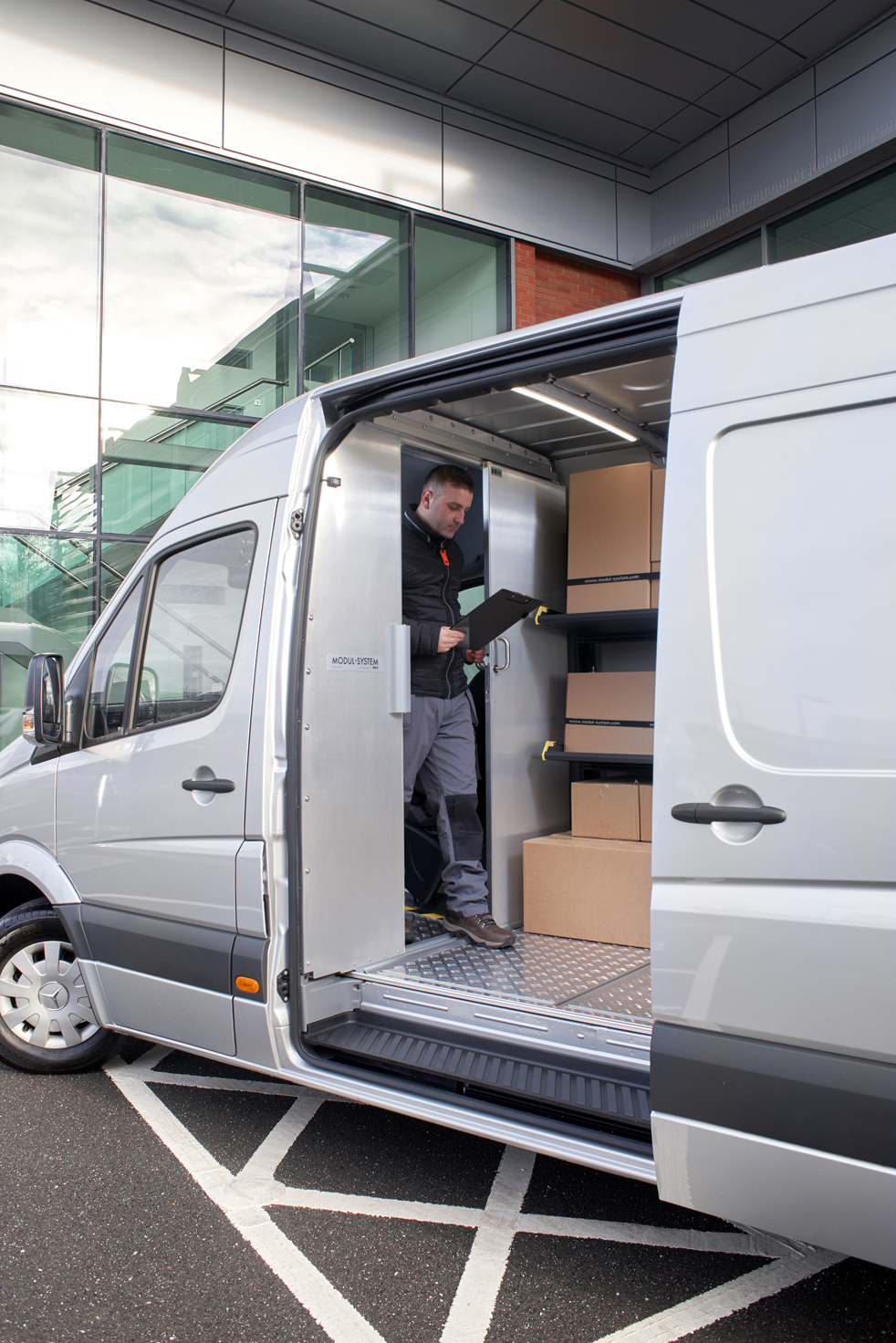 Equipamiento con estanterías Modul-Express sobre Ford Transit para el transporte de mercancia.