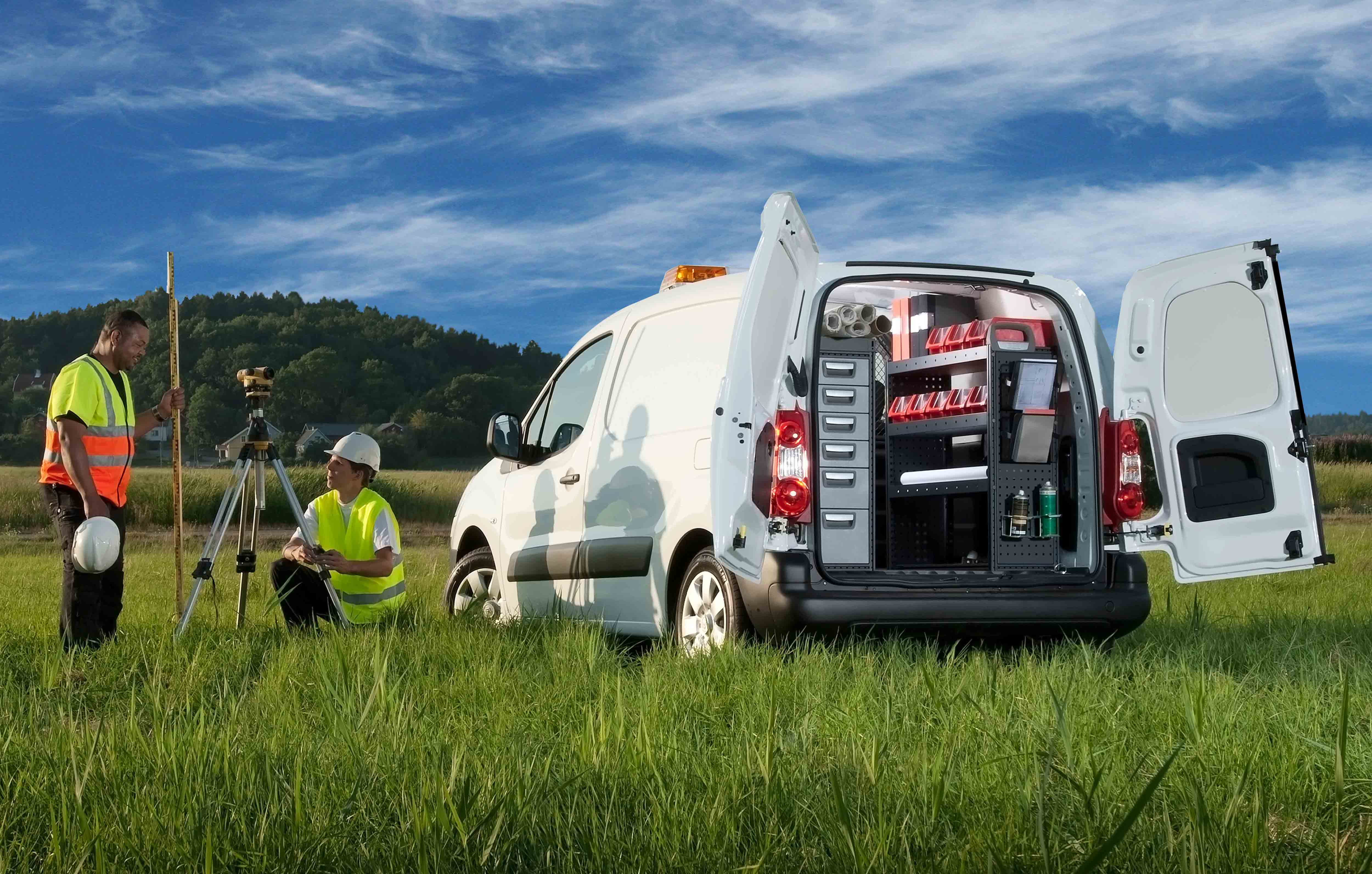 Furgoneta de trabajo equipada con un sistema de estanterías de Modul-System  en el campo.
