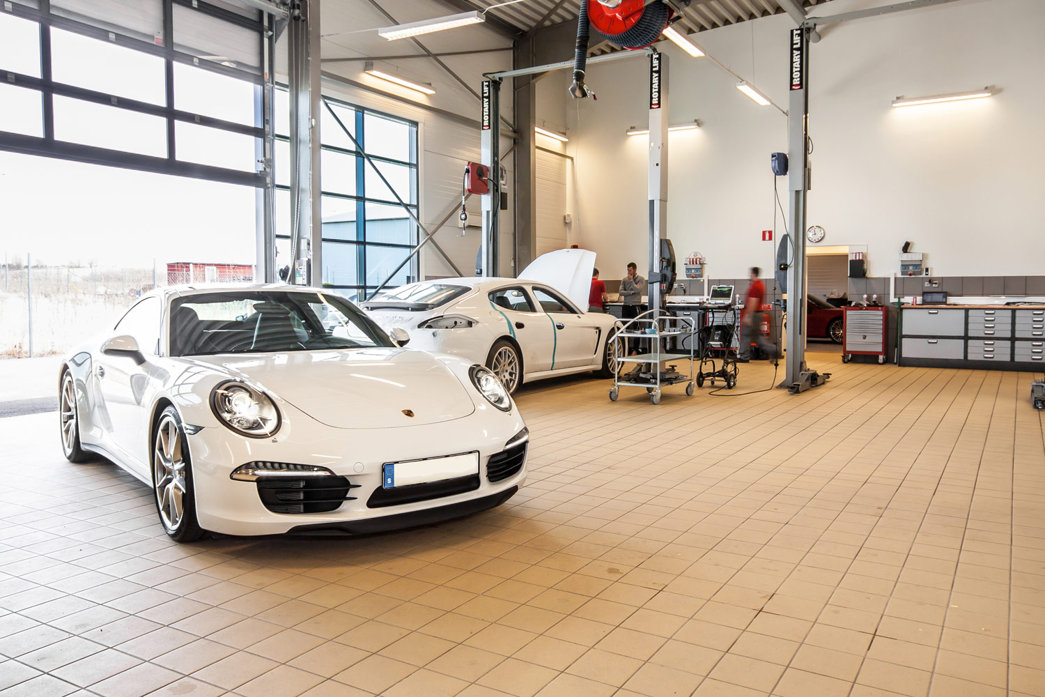 Sala de exposición Modul System con Ferraris