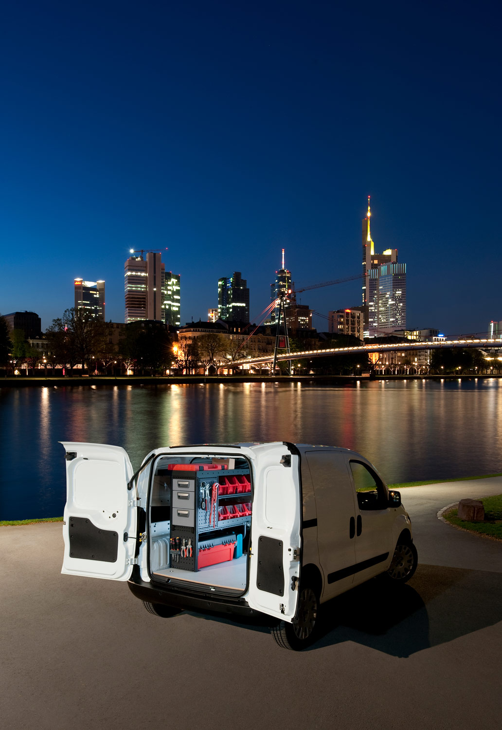 Furgoneta equipada con estanterías modul-system aparcada junto a un río.