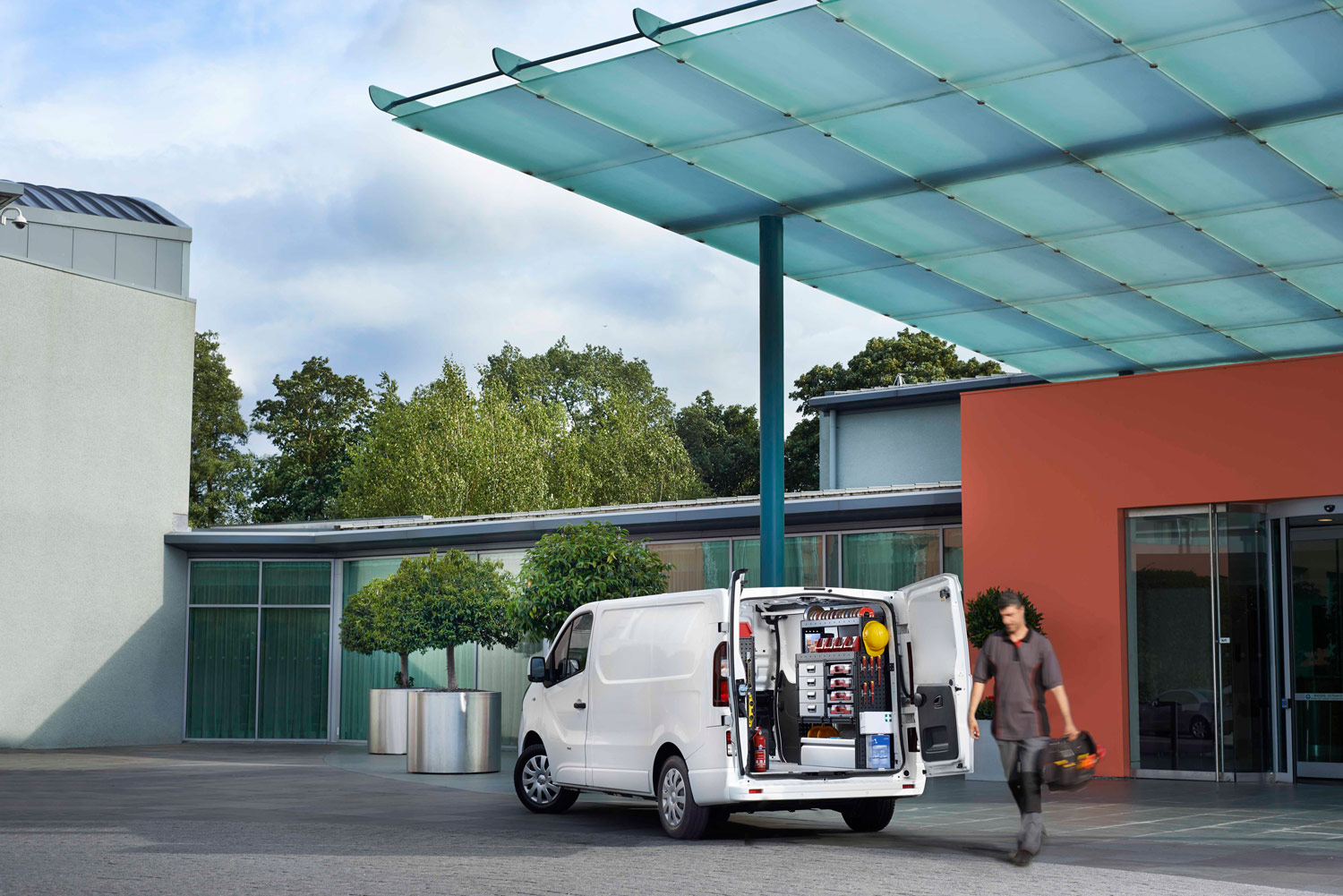 Furgoneta de electricista equipada con estanterías Modul-System en el lugar de trabajo.
