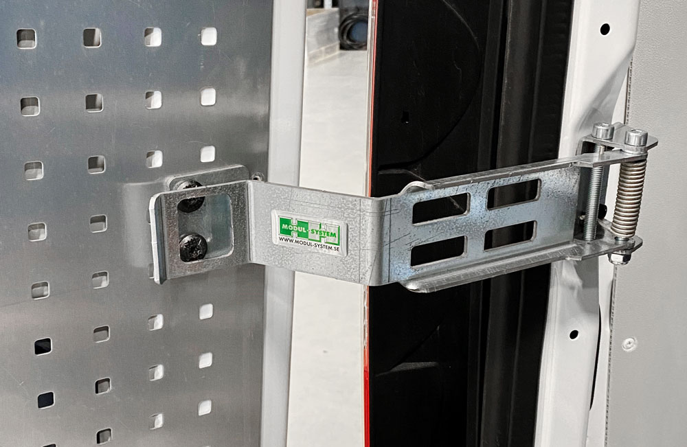 Presentamos unas nuevas e inteligentes bisagras de tope para las puertas traseras de la Mercedes Sprinter